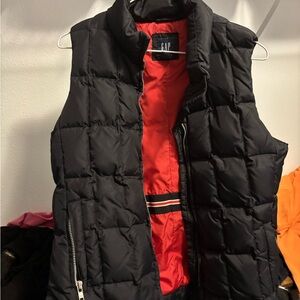 GAP Women’s Black and Red Puffer Vest
